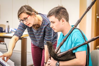 Die künstlerische Leiterin der Bläserjugend Thum Susanne Dettke und Dudelsack-Solist Nico Reuter bei einer Probe zur Vorbereitung der Jahreskonzerte. (Foto: Daniel Schalling / Verein Jugendblasorchester der Stadt Thum / Erzgeb. e.V.)