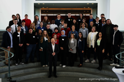 Junge Menschen beim Bundeskanzler (©Bundesregierung/Steffen Kugler)