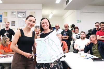 Leni Wolf vom LSV Waldfrieden Thum e.V. (links) stellt zusammen mit Claudia Haase vom Verein Jugendblasorchester der Stadt Thum/Erzgeb. e.V. dem ehrenamtlichen Organisationsstab des Festes den neuen Lauf „Dreiklang Fit“ vor, bei dem es erstmals auch einen Kinder-Lauf und Nordic Walking geben wird.