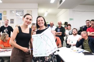 Leni Wolf vom LSV Waldfrieden Thum e.V. (links) stellt zusammen mit Claudia Haase vom Verein Jugendblasorchester der Stadt Thum/Erzgeb. e.V. dem ehrenamtlichen Organisationsstab des Festes den neuen Lauf „Dreiklang Fit“ vor, bei dem es erstmals auch einen Kinder-Lauf und Nordic Walking geben wird.