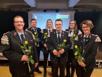 Der neue Vorstand des Musikkorps der Stadt Olbernhau: Vorsitzender Udo Brückner (links), Schatzmeister Dirk Müller (2.v.l.), stellvertretender Vorsitzende Tony Fritzsche (4.v.l.) und Beisitzerinnen Sarah Sitte (5.v.l.), Sandra Blum (3.v.l.) und Pauline Breidel (rechts).  Autor: Jacob Leonhardt - Musikkorps