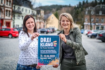 Die Vorstandsvorsitzende Britt Anger (r.) und die ehrenamtliche Programmplanerin Claudia Haase (l.) freuen sich auf den „Dreiklang“ in Thum. (Foto: Daniel Schalling / Verein Jugendblasorchester der Stadt Thum / Erzgeb. e.V.)